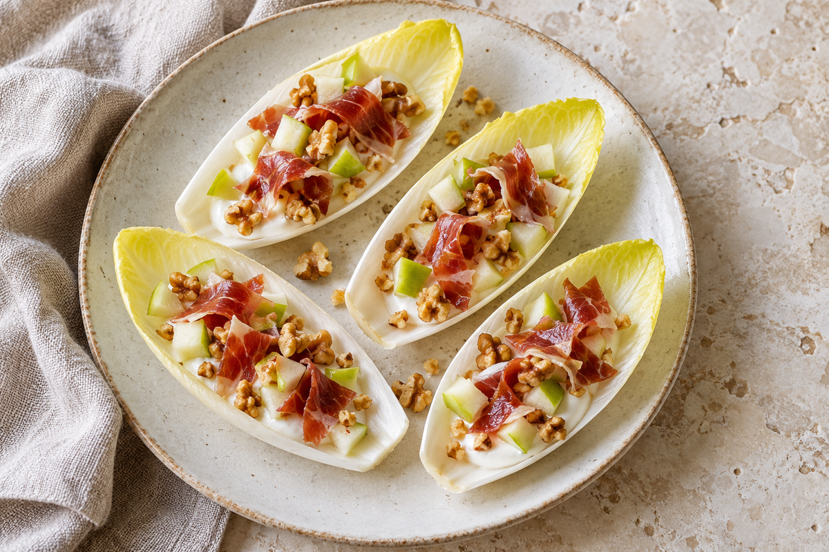 Barquitas de endivia con manzana, yogur, nueces y jamón; imagen editorial de IA