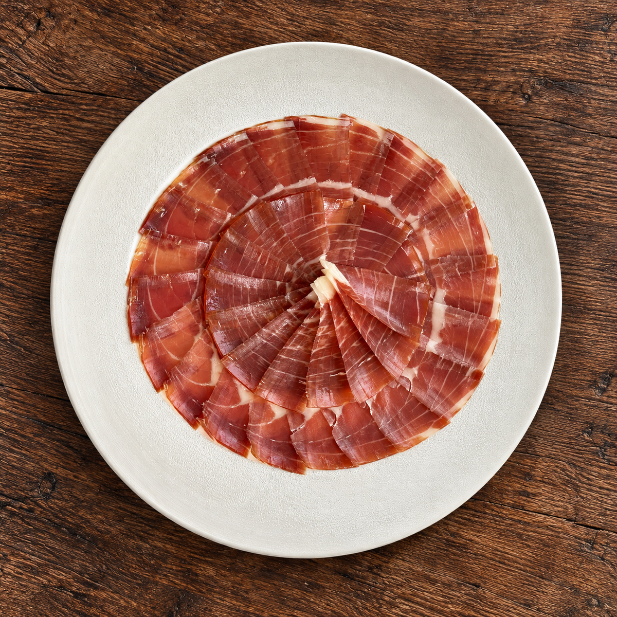 Jamón servido en un plato para una degustación