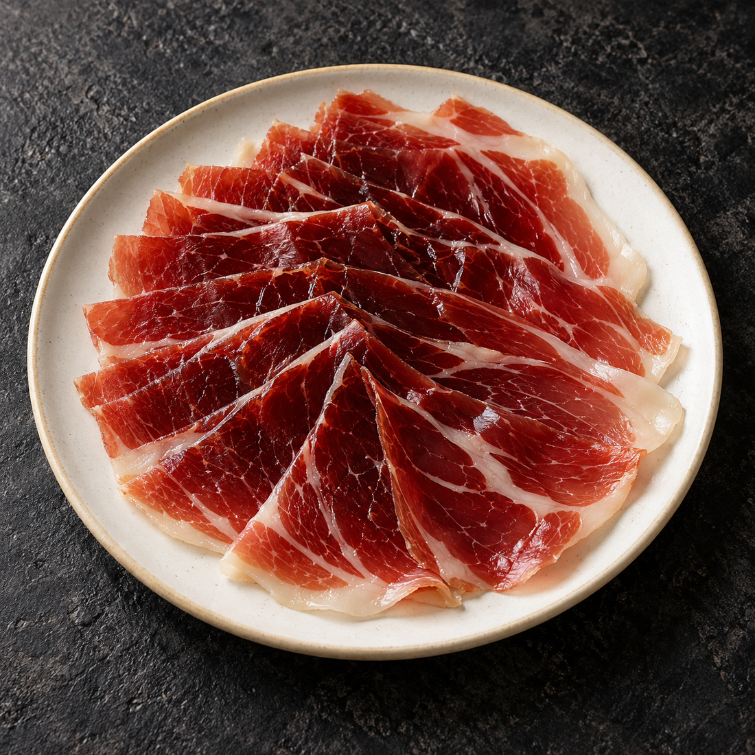 Illustrativt serveringsforslag: Altanza Bellota 100% Ibérico skinke, 80 g, anrettet på tallerken.