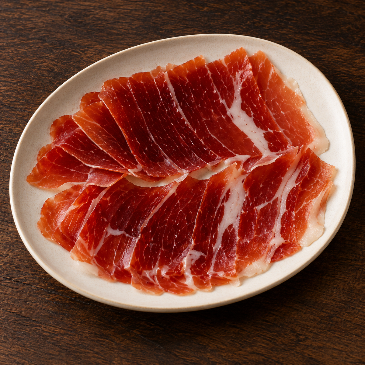 Presentación orientativa de Jamón Ibérico de Cebo de Campo Altanza 80 g en plato; imagen ilustrativa.