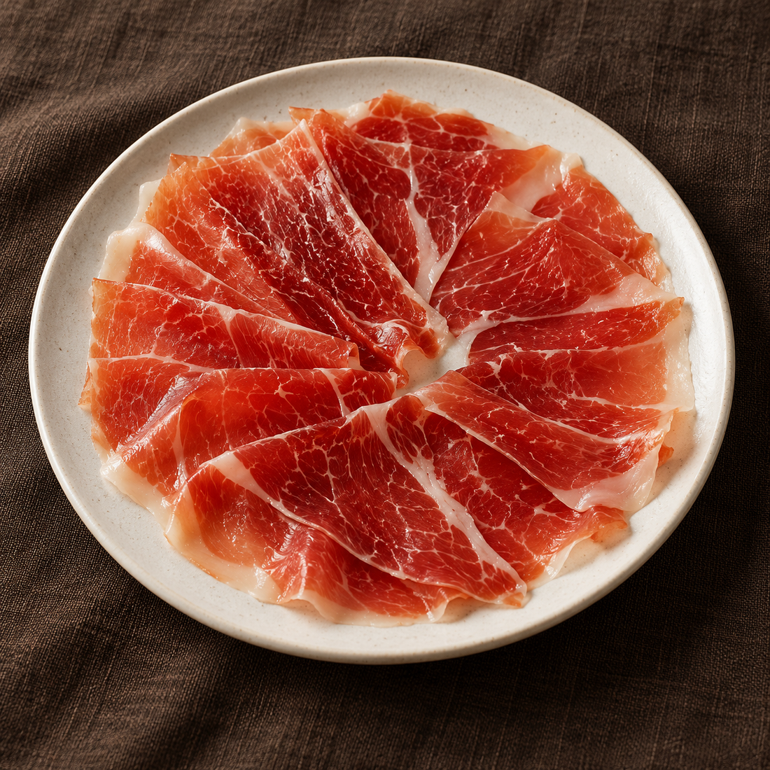 Illustrativt serveringsforslag: Altanza Cebo 50% Ibérico skinke, 80 g, anrettet på tallerken.