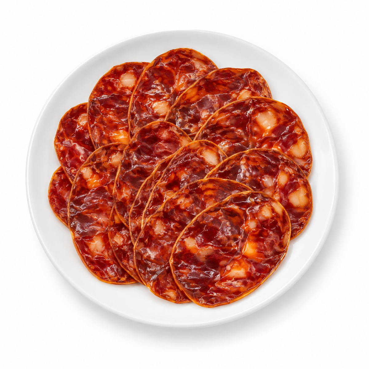 Illustrativ presentation av skivad chorizo på en vit tallrik
