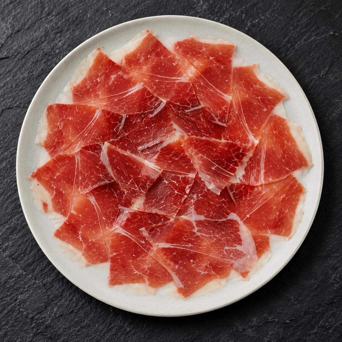 Presentación orientativa de jamón Cebo 50% Ibérico Altanza en plato; imagen ilustrativa.