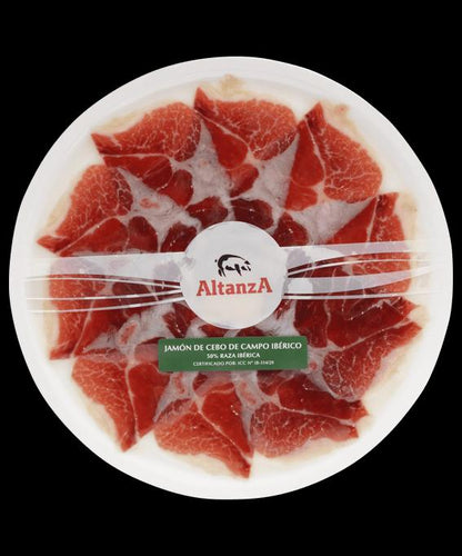 Den virkelige emballage til Altanza Cebo de Campo 50% Ibérico skinke på tallerken, 80 g, maskinskåret med knivskåret effekt.